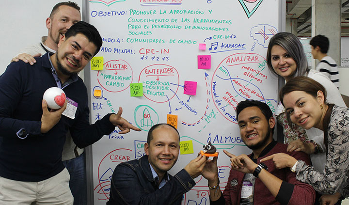 Estudiantes participando del Diplomado en Design Thinking con énfasis en Innovación Social